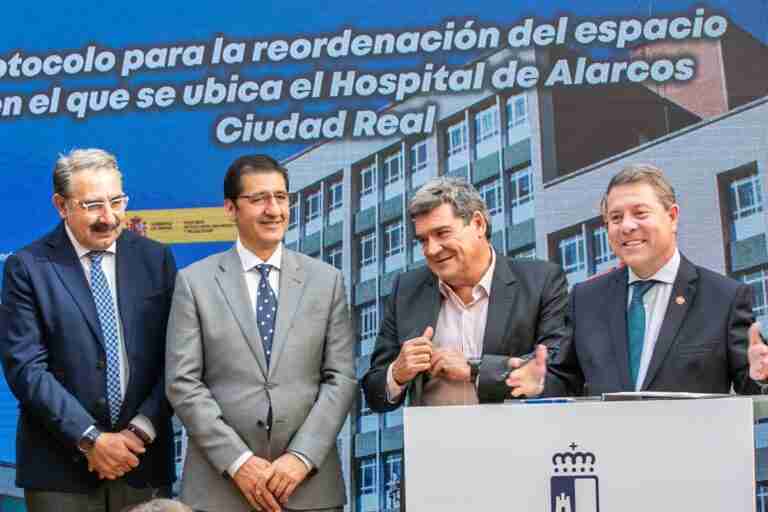Presidente CLM valora la ley de Escrivá y critica que los ministerios "han hecho negocio al por mayor con suelo público"