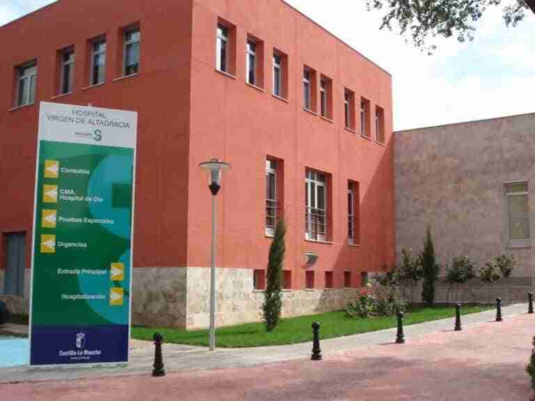 Se salta un stop y choca contra un coche de la Guardia Civil dejando dos agentes heridos en Manzanares