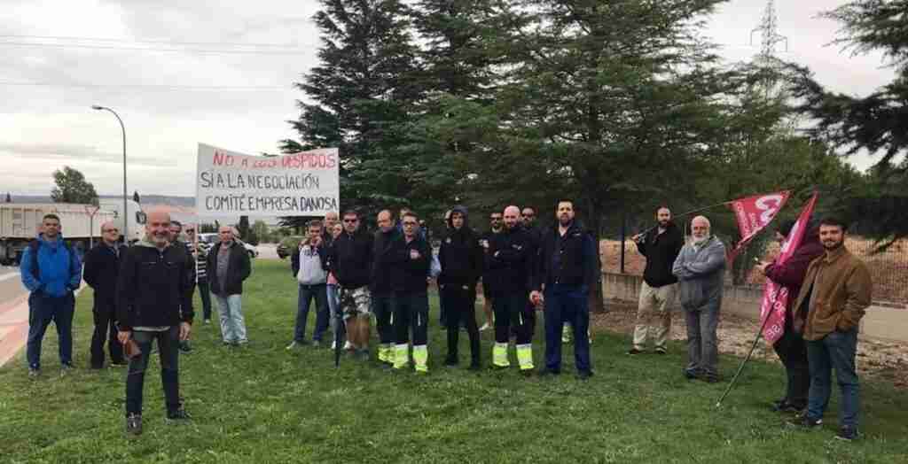 Trabajadores de Danosa en Fontanar se concentran ante las puertas de la fábrica contra el despido de cinco compañeros