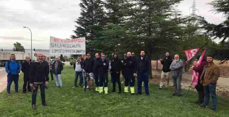 Trabajadores de Danosa en Fontanar se concentran ante las puertas de la fábrica contra el despido de cinco compañeros
