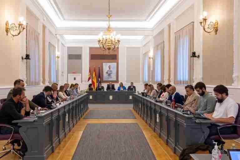Rojo arranca el Debate de la Ciudad anunciando la congelación de impuestos y tasas en Guadalajara para el 2023