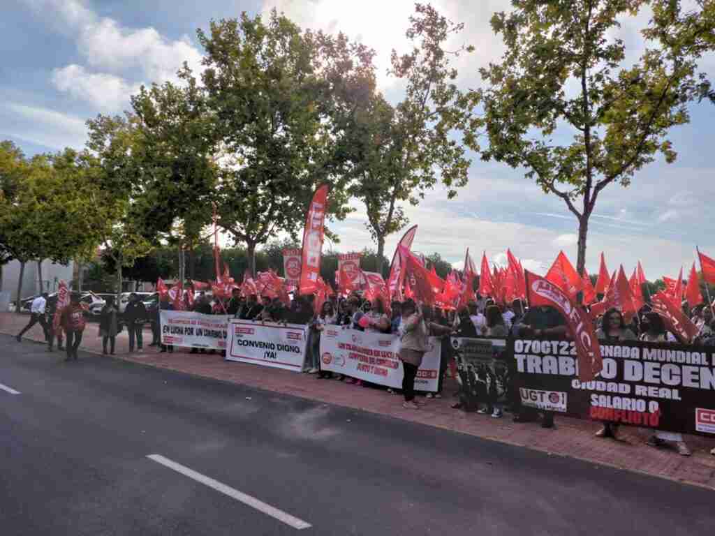 Centenares de delegados de UGT y CCOO se concentran en C-LM para exigir a la patronal responsabilidad y justicia salaria