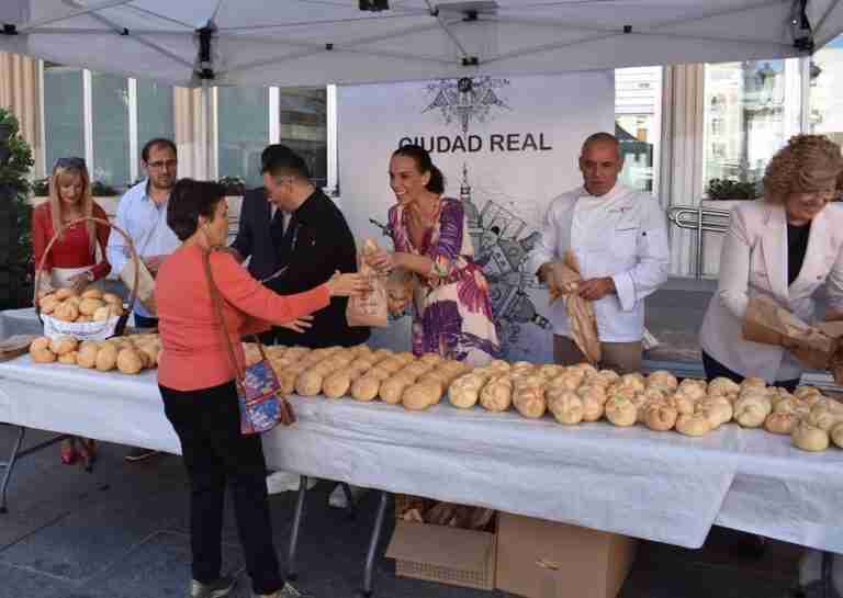 Ciudad Real celebra el Día Mundial del Pan con el reparto de 6.500 bollitos