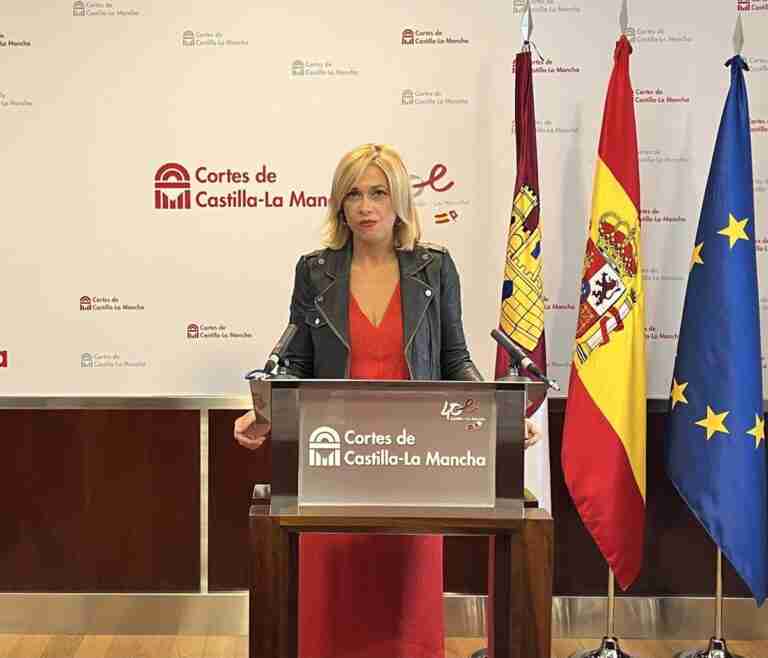 Cs cree que Page "agotó su crédito" y vive en su burbuja y considera que C-LM "tiene que despertar"