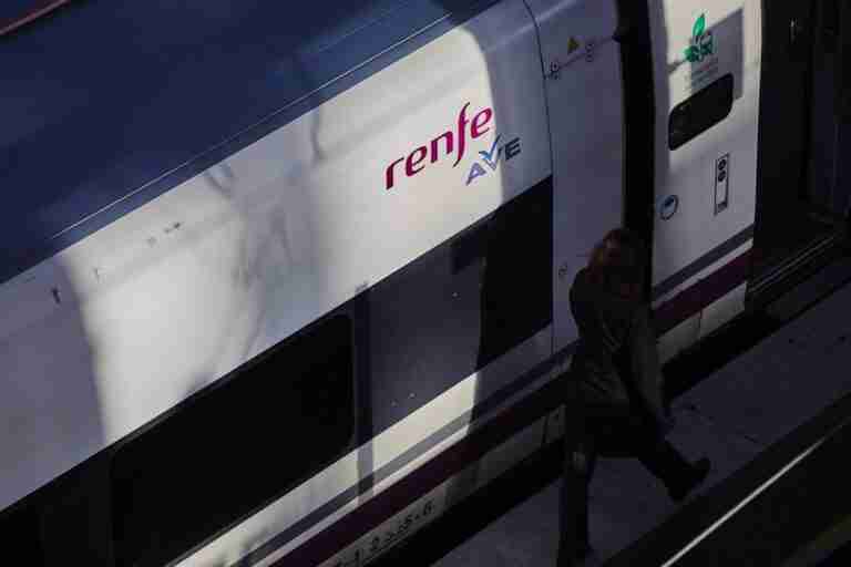 Detenido un AVE Madrid-Málaga en Toledo por una incidencia que retrasa circulación de trenes hacia Andalucía