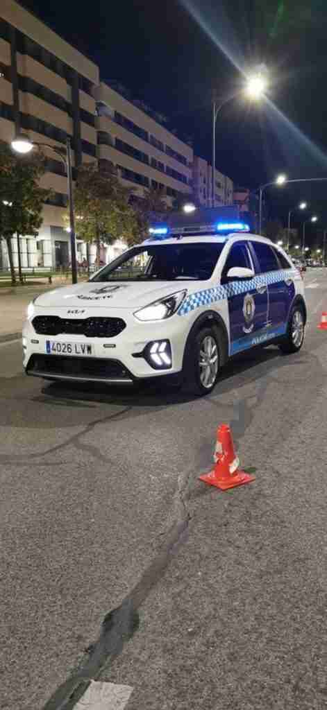 Detenido un menor en Albacete conduciendo sin permiso que huyó dañando un semáforo, un árbol y una fachada
