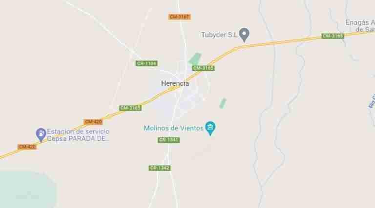El incendio de un camión que transportaba colchones obliga a cortar un carril de la A-4 en Herencia