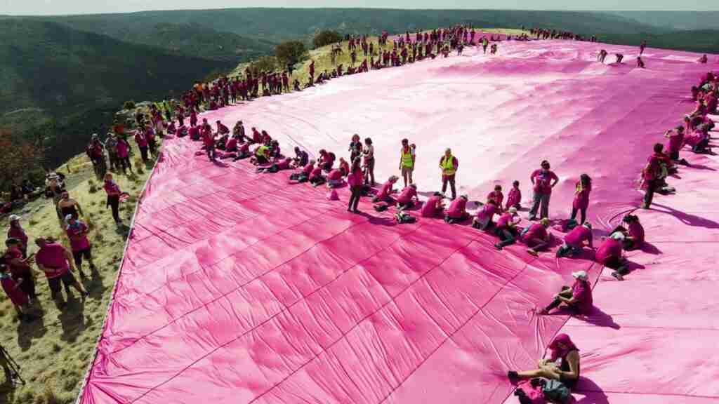 El lazo por la lucha contra cáncer de mama en las Tetas de Viana (Guadalajara) logra el Guinness con sus 5.720 m2