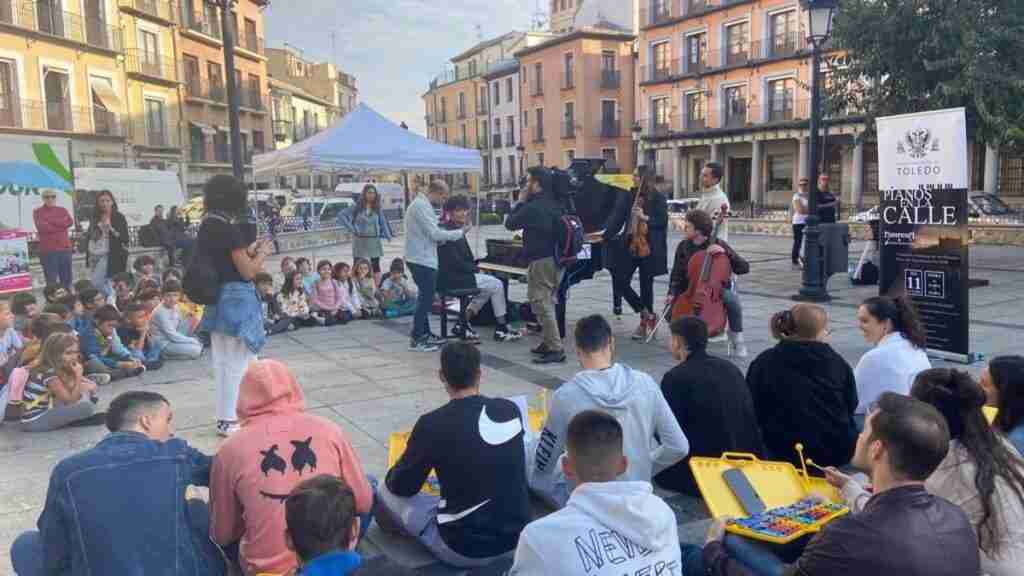 Escolares toledanos disfrutan de la música de los pianos que han ocupado las calles del Casco Histórico