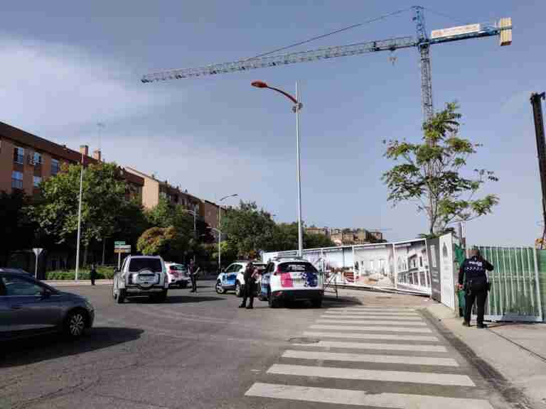 Extinguen el incendio de un equipo de oxicorte en la obra de las viviendas de la estación del tren en Toledo