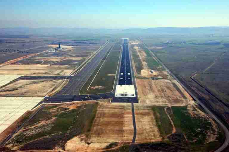 Heridos leves dos bomberos tras volcar el camión de la dotación del aeropuerto de Ciudad Real