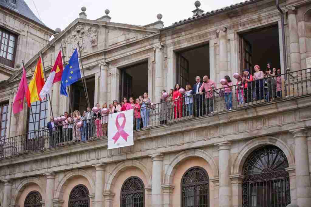 Instituciones de Castilla-La Mancha visibilizan su apoyo a las mujeres que sufren cáncer de mama