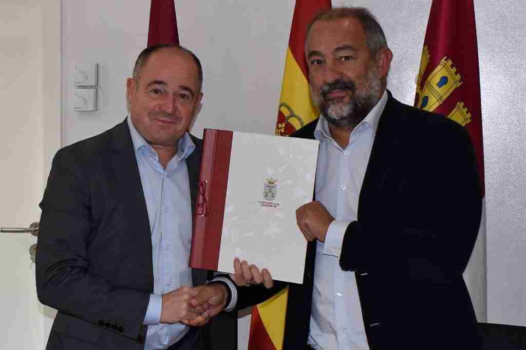 La UCLM cede la gestión y el uso del Estadio Universitario de Atletismo al Instituto Municipal de Deportes de Albacete