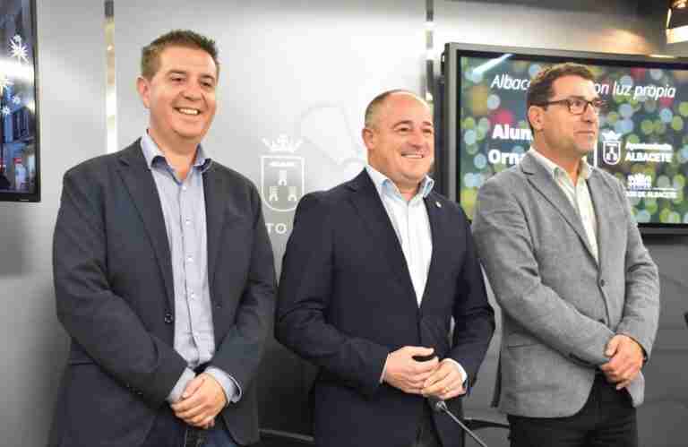 La iluminación navideña de Albacete se presenta como un "revulsivo" para el comercio y la hostelería