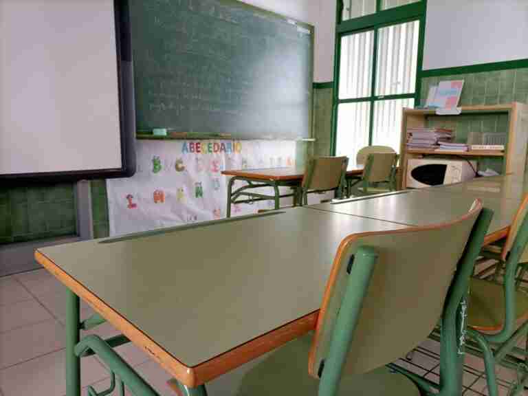 La tasa de estudiantes españoles escolarizados en CLM el curso pasado casi duplicó a la de extranjeros, según un informe