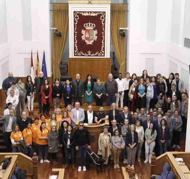 Las Cortes advierten de "la doble discriminación" que provoca la brecha digital entre las personas más vulnerables