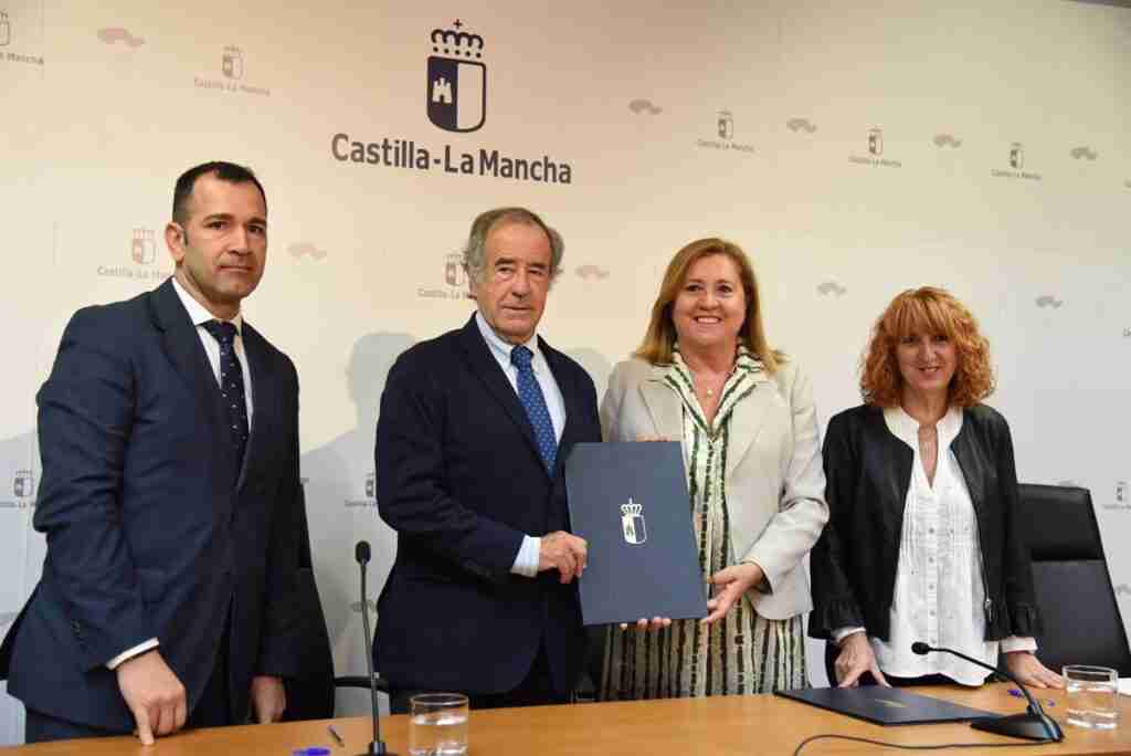 Más de 100 alumnos del centro toledano Alfonso X harán prácticas audiovisuales en Puy du Fou tras un convenio con Junta