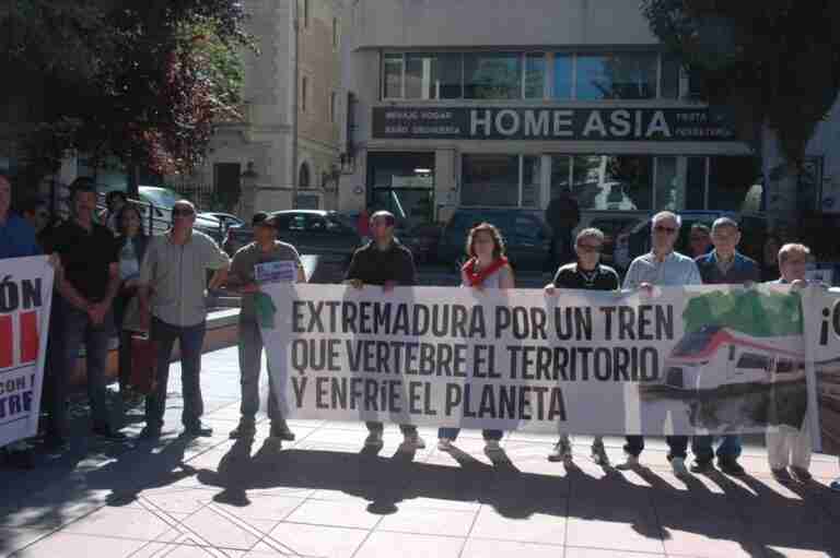 Más de 200 personas reivindican los trenes regionales y reclaman el regreso de la línea Madrid-Cuenca-Valencia