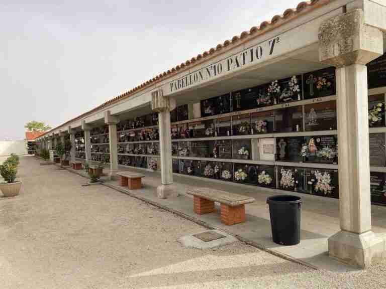 PP pide instalar escaleras en el cementerio de Albacete para que las familias puedan arreglar mejor los nichos más altos