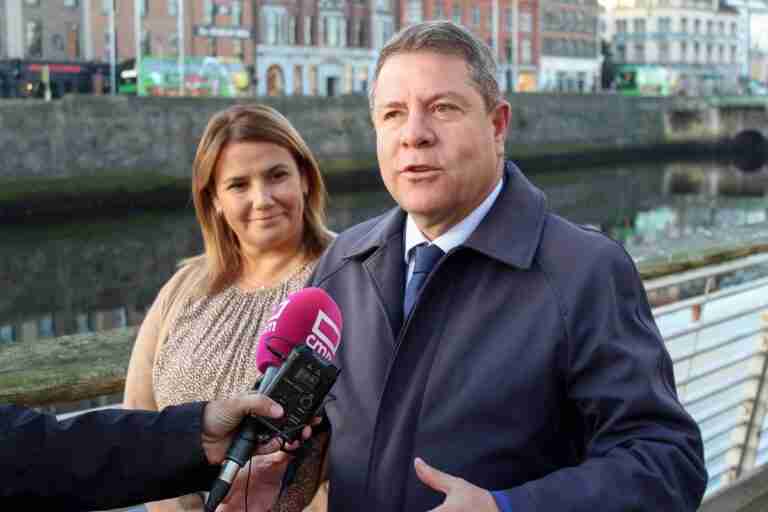 Page ve "un honor" que Felipe González recale en Toledo para ensalzar el servicio de extinción de incendios de C-LM