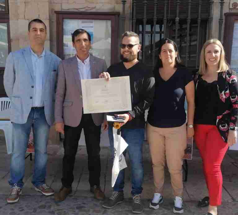 Un encajero de EEUU, entre las 300 mujeres que se han congregado en el XXIV Encuentro Nacional de Encajeras de Almagro