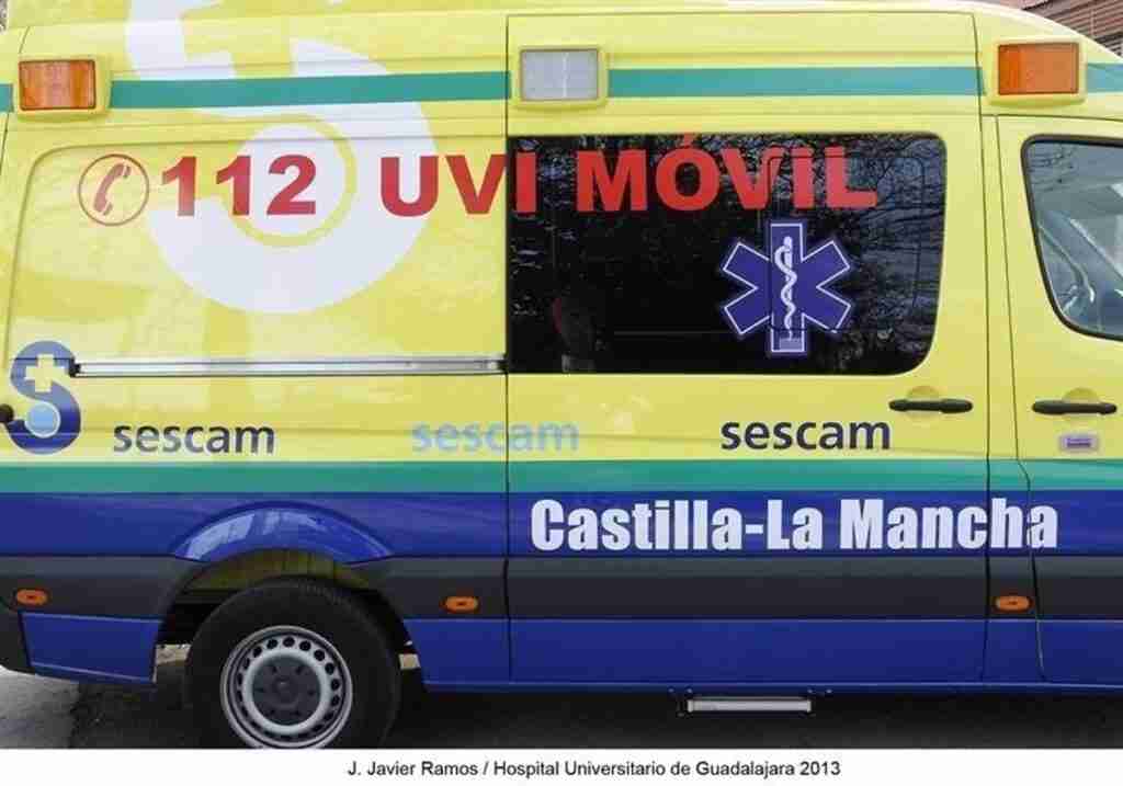 Una UVI móvil traslada al hospital de Toledo a un trabajador caído en una obra y atropellado por un camión