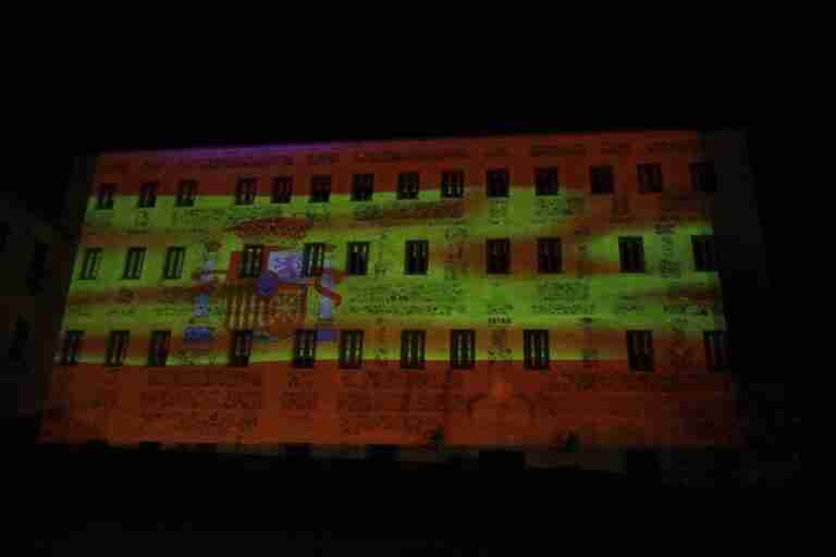 Acto institucional, puertas abiertas e iluminación de la fachada con la bandera, en Cortes C-LM por la Constitución