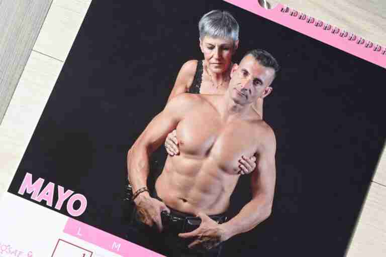 Agentes de Policía Local de Valdepeñas prestan su torso a asociación contra el cáncer ROSAE en su calendario solidario