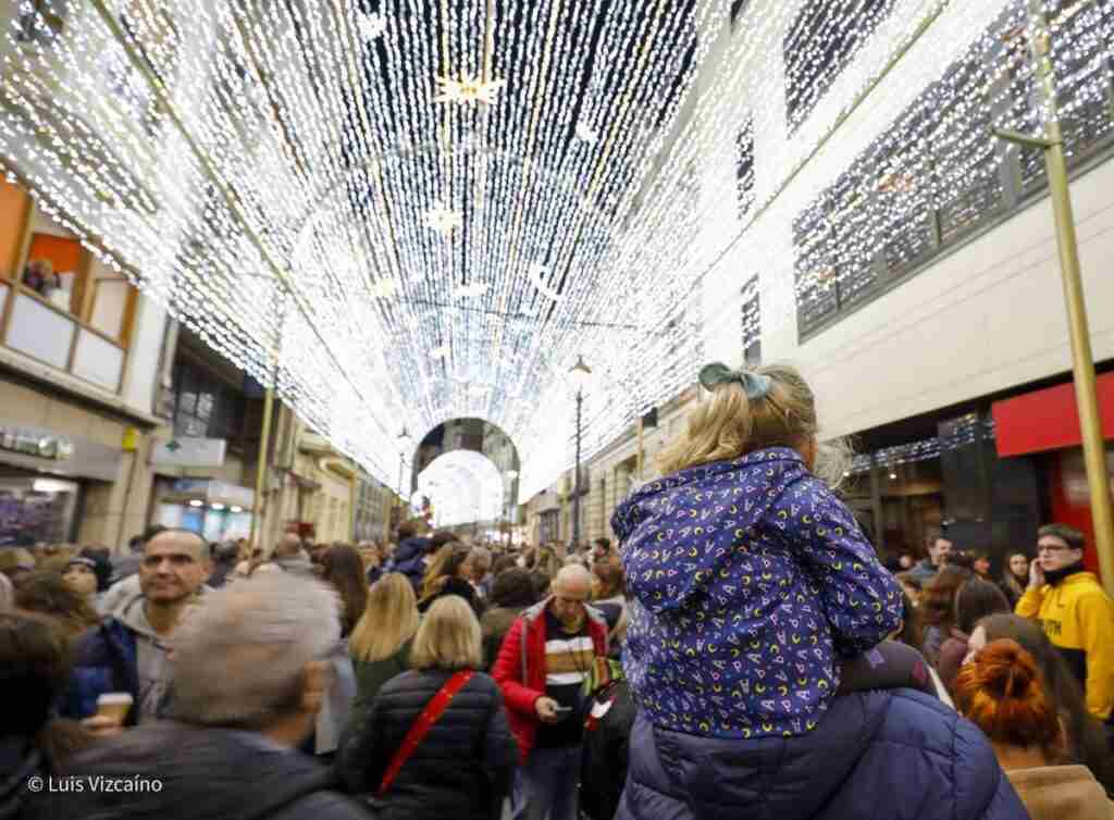 Albacete enciende su Navidad en la calle Ancha activando el interruptor en un túnel luminoso junto a 25.000 albaceteños
