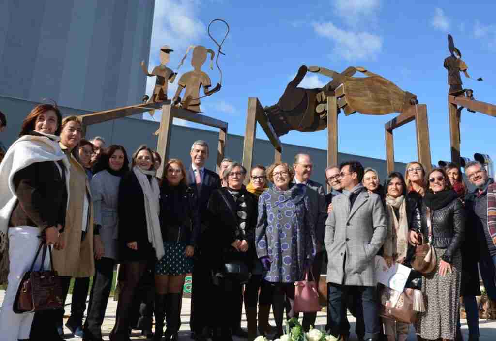 Amor, dolor y esperanza, símbolos del monumento que inaugura Afanion Toledo en recuerdo a niños fallecidos por cáncer