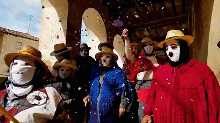 De las bambalinas a botarga: el tesón de las guadalajareñas por hacerse hueco en una tradición ancestral solo de hombres
