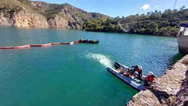 Efectivos de la UME y Naturgy realizan un ejercicio de contención de una emergencia ambiental en el embalse de Bolarque