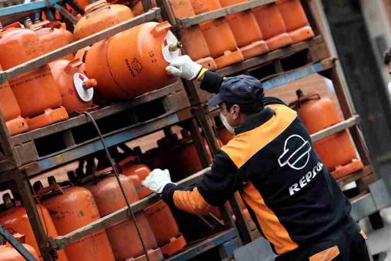 El Gobierno descarta rebajar el IVA del butano y confía en el precio tope a la bombona