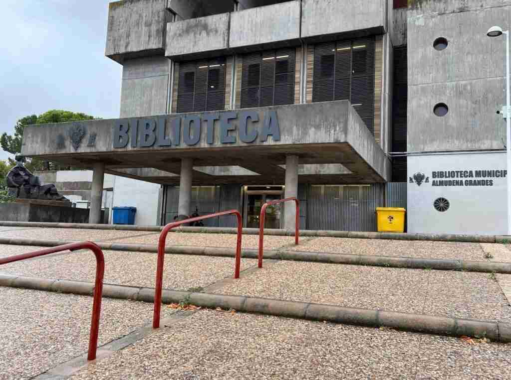 El PP critica que la remodelación de la biblioteca 'Almudena Grandes' de Toledo no haya mejorado el acceso al edificio