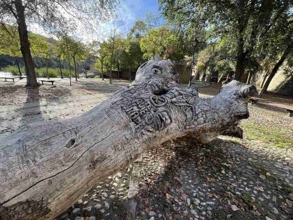 El tronco tallado en Toledo se traslada a la senda ecológica en La Cornisa para completar una muestra de esculturas