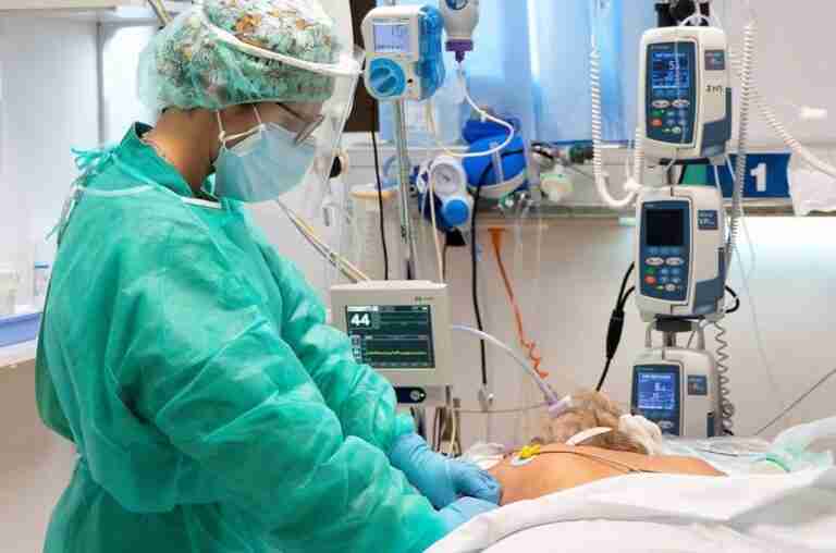 Equipo de UCLM confirma con inteligencia artificial la eficacia del medicamento más usado en pacientes graves de COVID