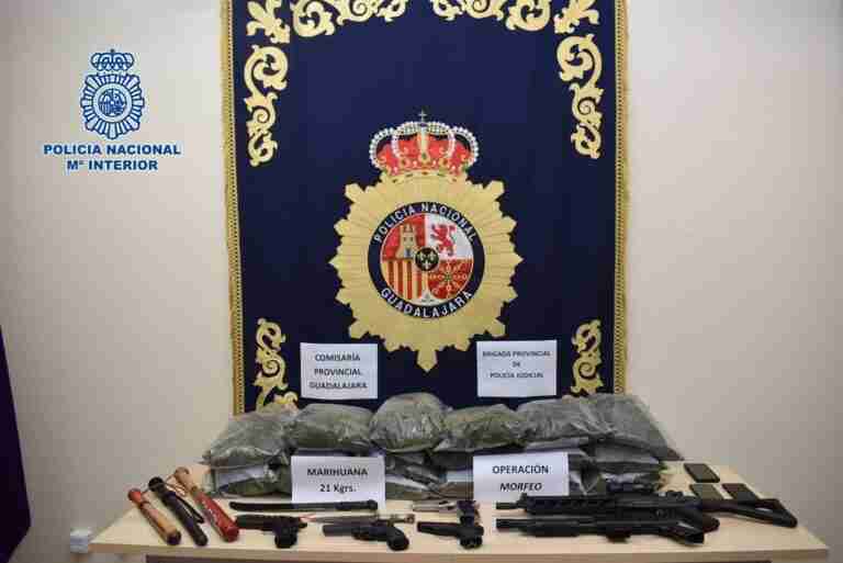 Intervenidas en Valdeaveruelo (Guadalajara) 21 kilogramos de cogollos de marihuana y numerosas armas simuladas