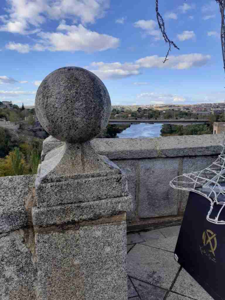 La Policía Local de Toledo atrapa al autor de las pintadas en las paradas de autobús de Toledo