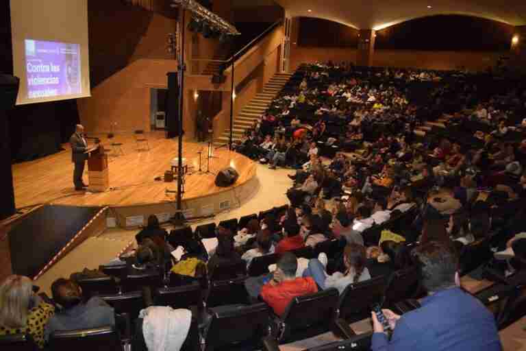 La UCLM se suma un año más a la lucha para erradicar la violencia contra la mujer en conmemoración del 25N