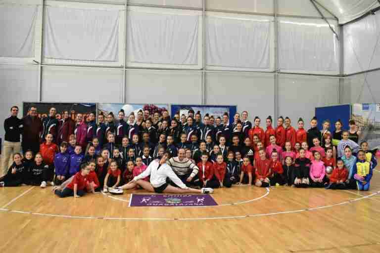 La deportista olímpica Almudena Cid reúne en Guadalajara a un centenar de gimnastas en una masterclass en el Multiusos