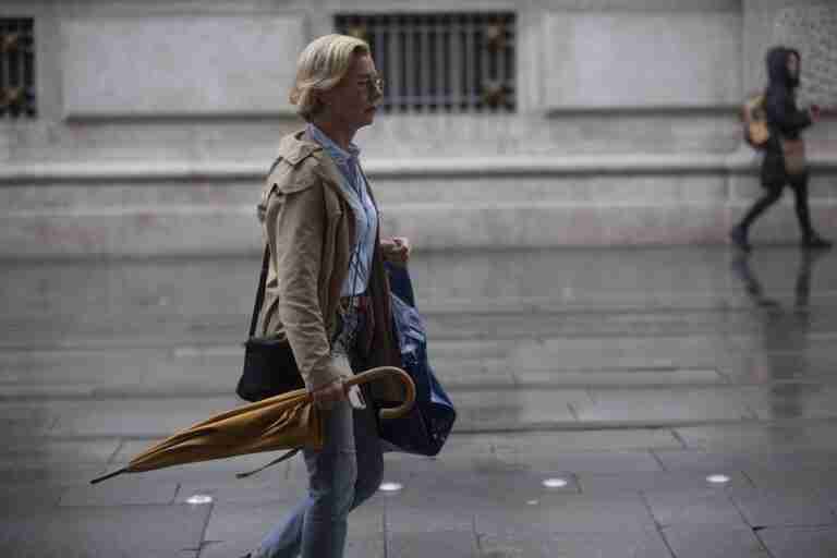 La lluvia recorrerá lentamente de oeste a este la Península esta semana y las temperaturas bajan pero seguirán cálidas