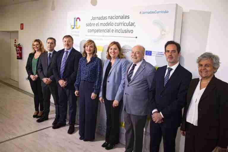 La ministra de Educación destaca que la nueva ley "es un reconocimiento al trabajo de innovación de los docentes"