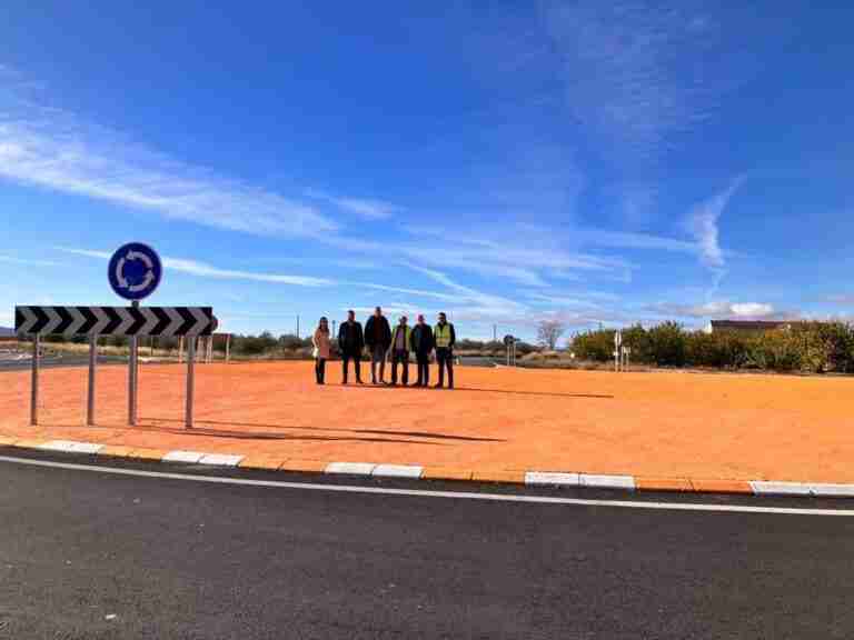 La nueva rotonda sur de Ontur mejora la seguridad vial en la CM-412