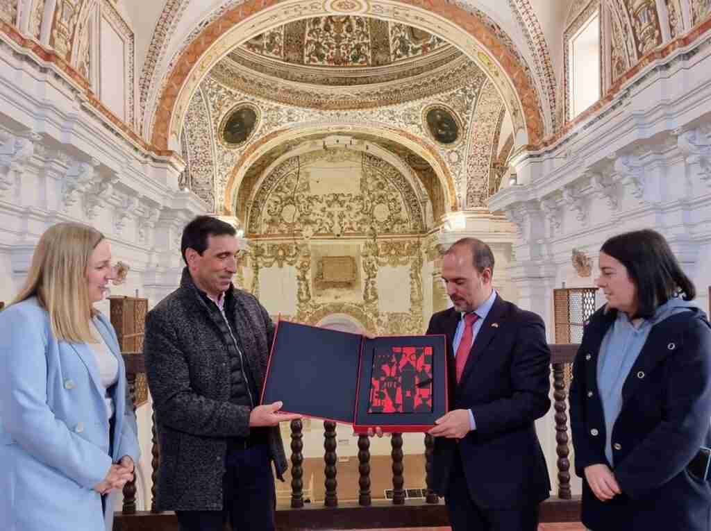 Las Cortes reconocen con un ejemplar conmemorativo del Estatuto a Almagro, localidad que alumbró el proyecto autonómico