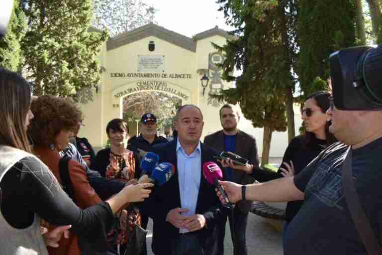 Sáez avanza un plan director para actuar de forma integral a cuatro años en el cementerio de Albacete