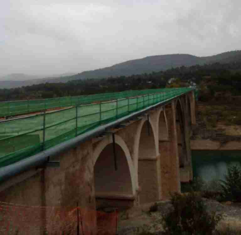 Seis alcaldes de Guadalajara protestan por el cierre del viaducto sobre Entrepeñas y piden abrir un carril al tráfico