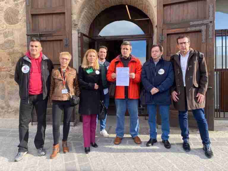 Sindicatos ponen sobre la mesa de Junta más de 21.000 firmas de sanitarios demandando recuperar la carrera profesional