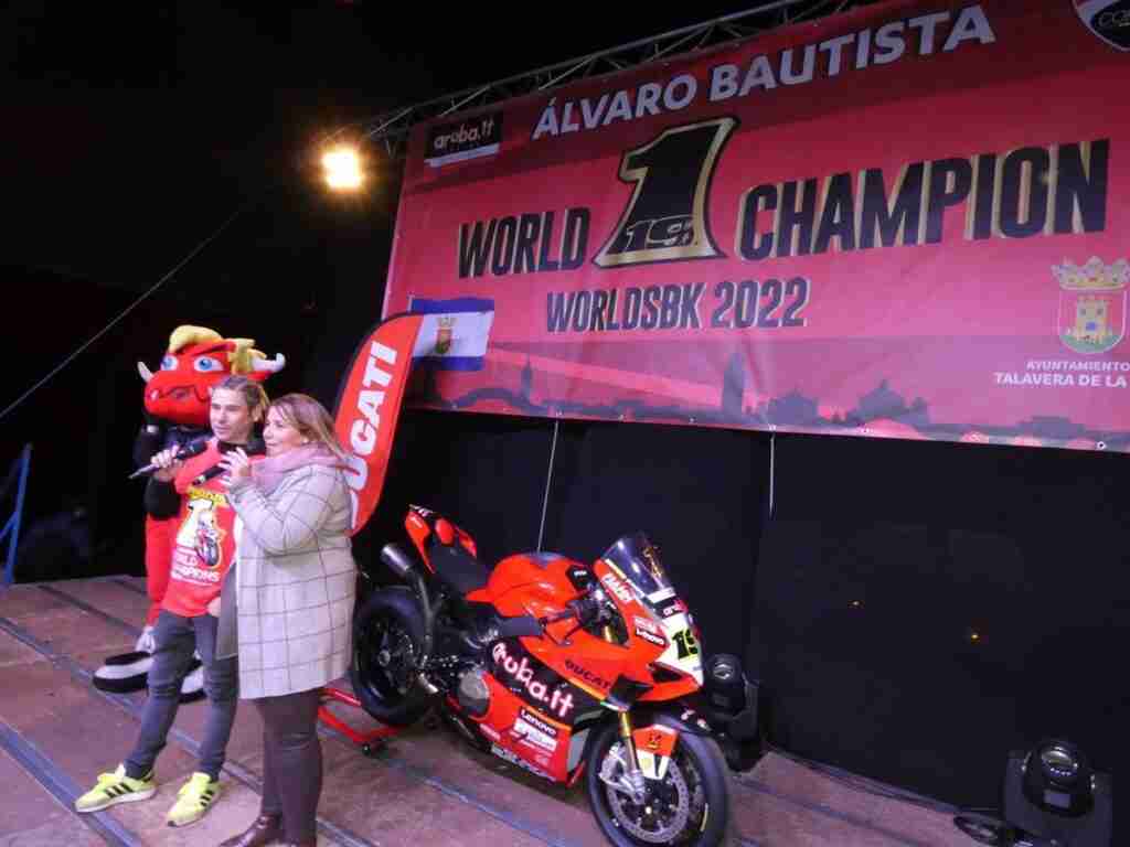 Talavera muestra su "cariño y orgullo" a Álvaro Bautista con un caluroso recibimiento como Campeón del Mundo
