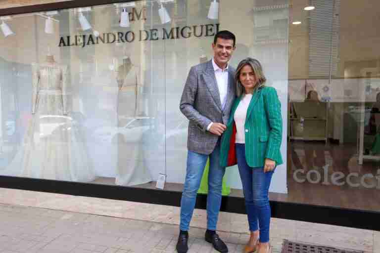 Tolón arropa al diseñador toledano Alejando de Miguel, que ha vestido a la Reina Sofía, a Ainhoa Arteta o a Ana Obregón