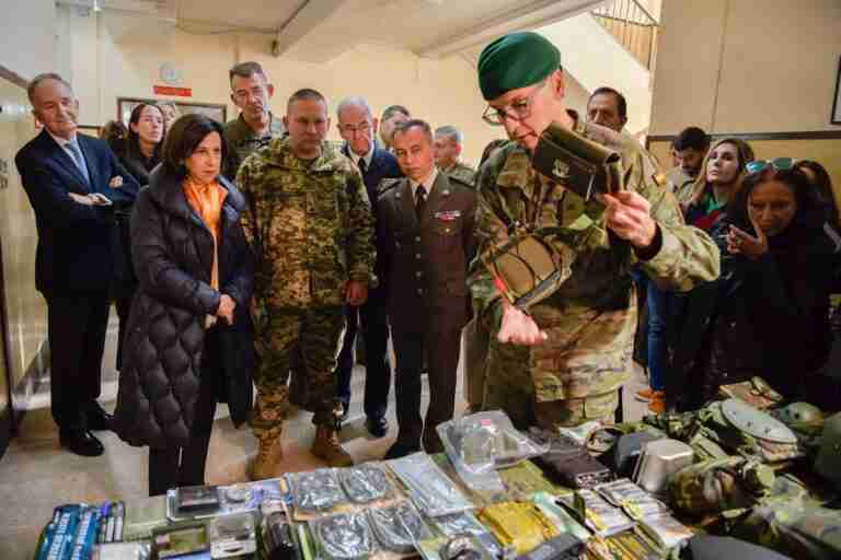 VÍDEO: Robles supervisa la formación de ucranianos en la Academia de Infantería: "No hay duda de que ganaréis la guerra"